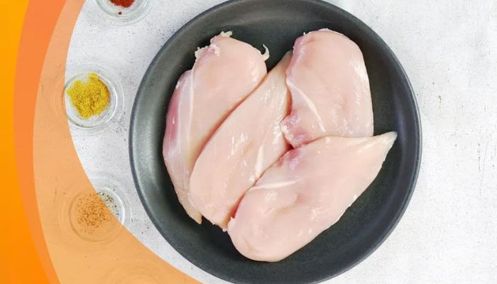 Por que não se deve lavar o frango antes de cozinhar? Nutricionista explica